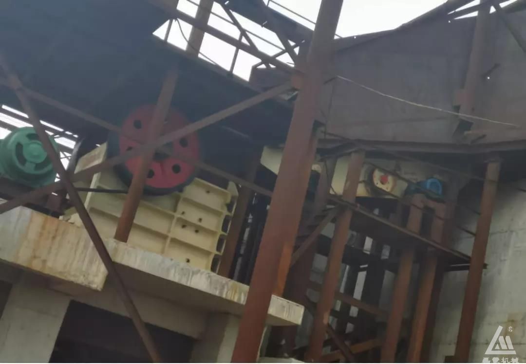 海南PE1012環(huán)保碎石生產(chǎn)線安裝工作進(jìn)展順利